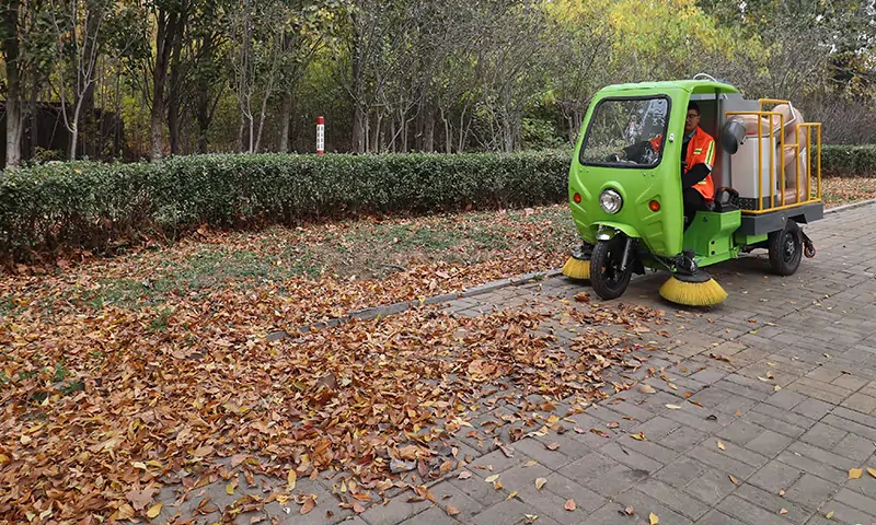 Three-wheeled Leaf Collection Vehicle Use Scenario