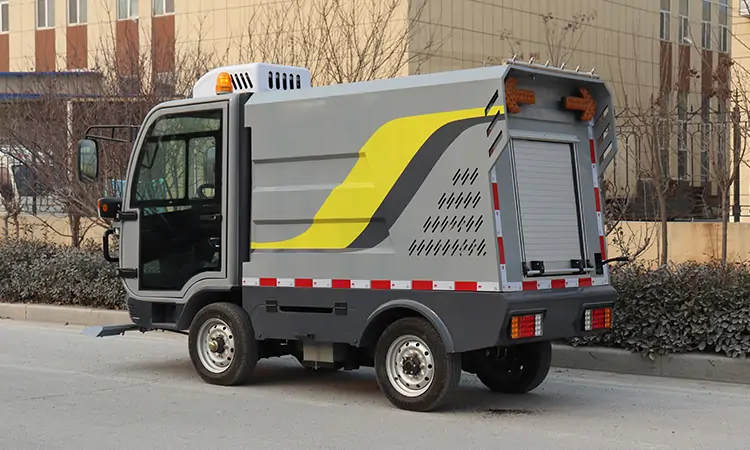 Street Washing Vehicle  Are Two Cleaning Modes