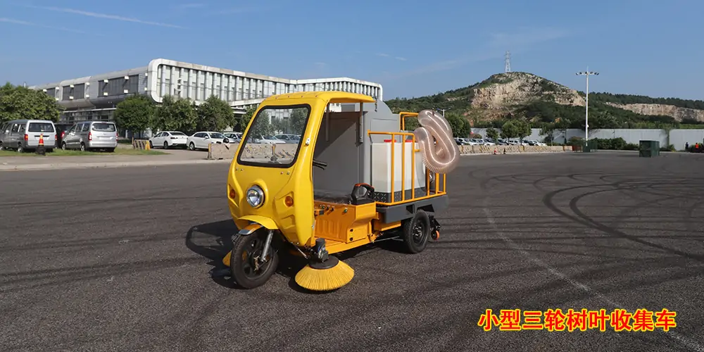 Small Three-wheeled Leaf Collection Vehicle to Collect Scattered Leaves