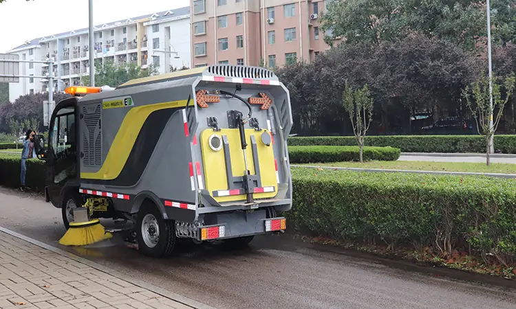 What Companies Make All-electric Small Garbage Trucks?