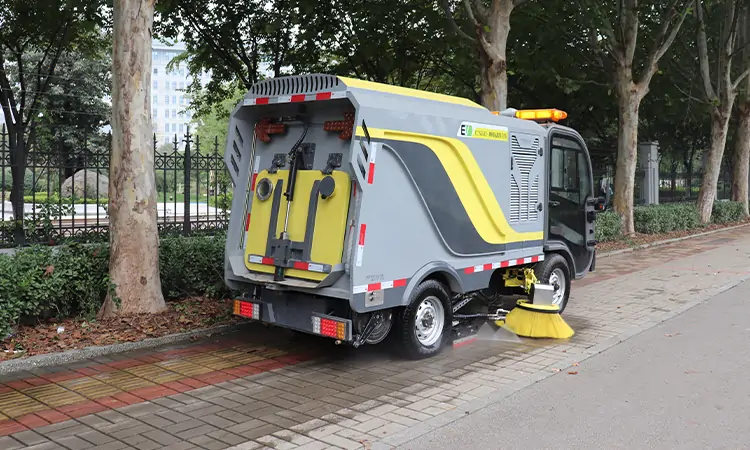 Advantages of a Battery-Powered Road Vacuum Cleaner Truck