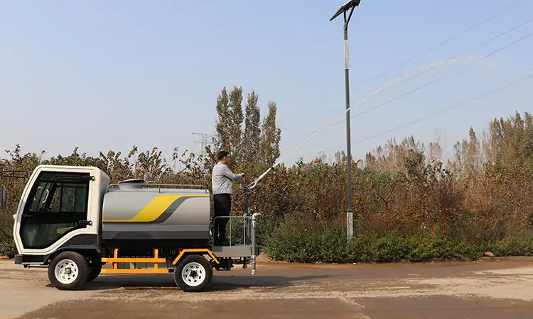 Newly Produced Electric Watering Cart with 2000L Water Tank Capacity