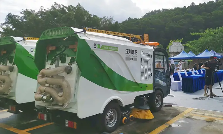 The electric road sweeper vehicle arrives at the designated location of Shenzhen sanitation