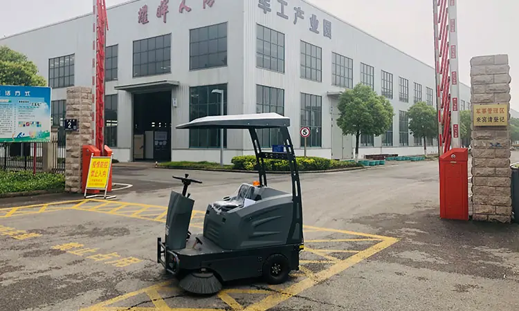 It Is Very Necessary to Use Small Electric Sweeper in Logistics Park