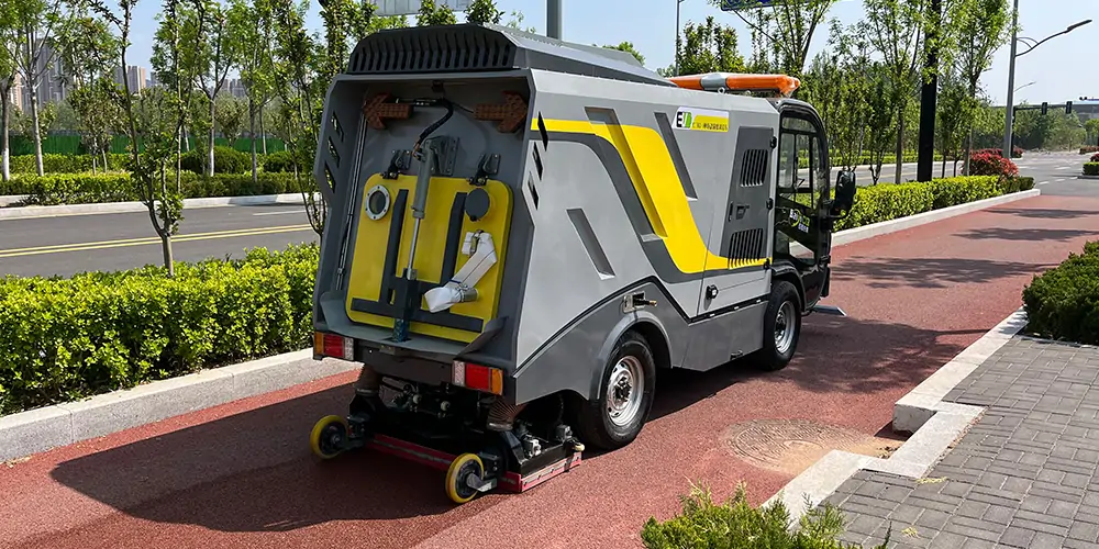 A Pure Electric Deep Cleaning Vehicle Cleans the Sidewalk