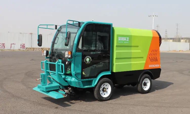 small four-wheel electric high-pressure cleaning truck