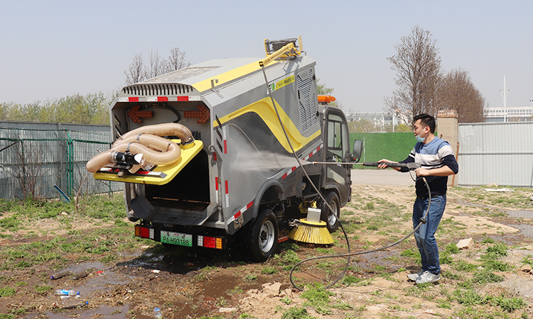 Small Electric Washing and Sweeping Vehicle for Road Cleaning in the Hot Summer