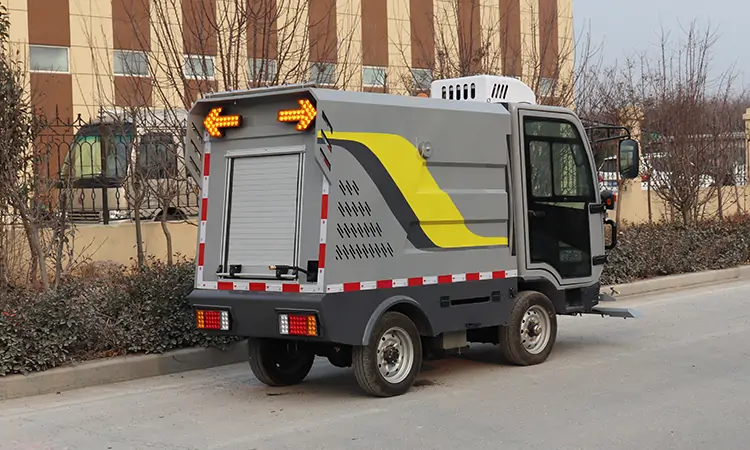 Compact Four-Wheel High-Pressure Cleaning Vehicle: Instant Road Cleaning