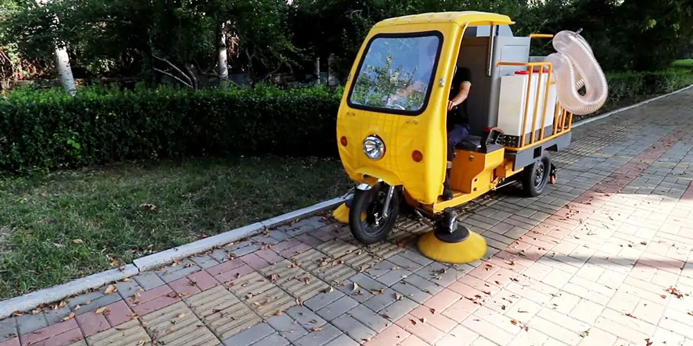 Innovative Solution: Three-Wheeled Leaf Collection Vehicle