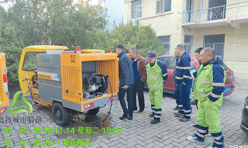 The small electric road washing vehicle is shipped to Longkou