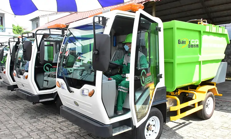 Handover Ceremony for Small Electric Road Garbage Trucks Held in Vietnam