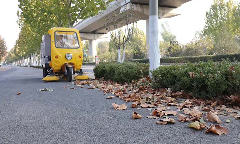 Optimized Urban Cleanup: The Efficiency of Advanced Leaf Collection Vehicles