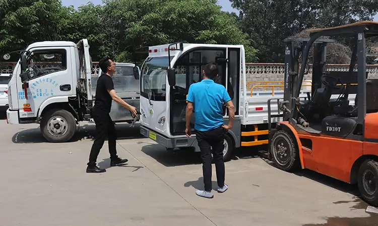 Small electric eight-barrel garbage collector truck shipped