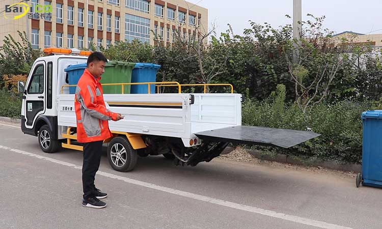 Small electric eight-bucket garbage transport vehicle has arrived for testing