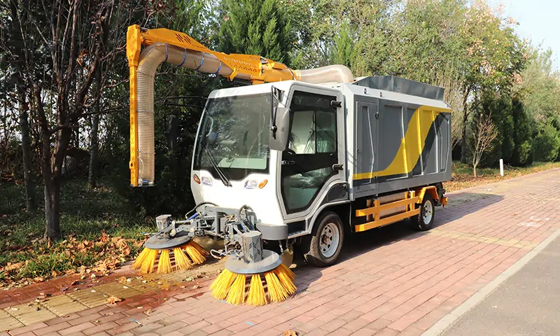 Four-Wheel Leaf Collection Truck Leading the Green Sanitation Revolution