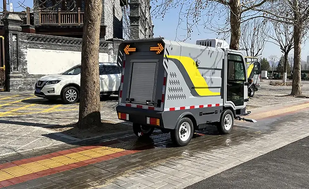 Advanced Urban Sanitation Solutions: Four-Wheel Street Washer Truck