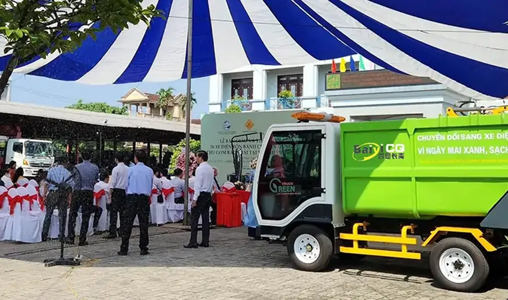 Handover Ceremony for Small Electric Road Garbage Trucks Held in Vietnam