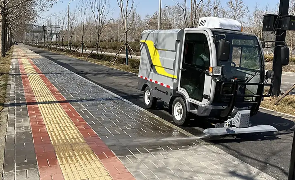 Advanced Urban Sanitation Solutions: Four-Wheel Street Washer Truck