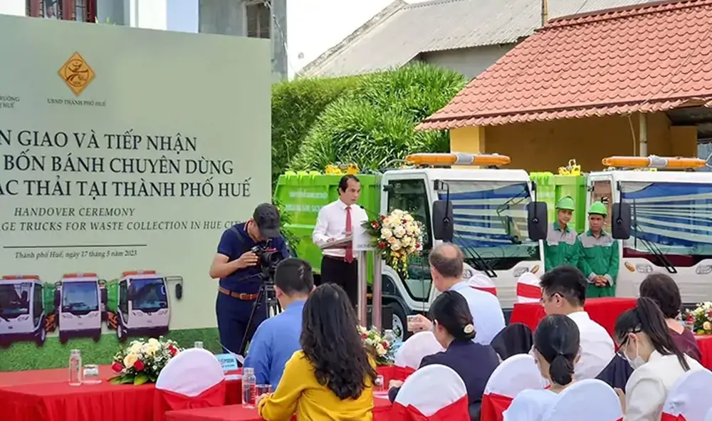 Handover Ceremony for Small Electric Road Garbage Trucks Held in Vietnam