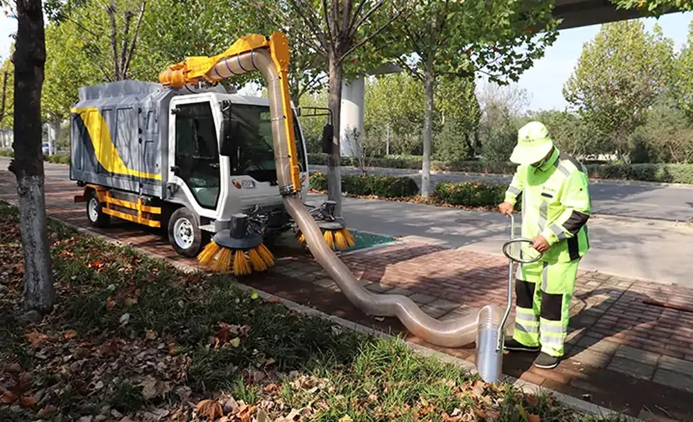 Four-Wheel Leaf Collection Truck Leading the Green Sanitation Revolution