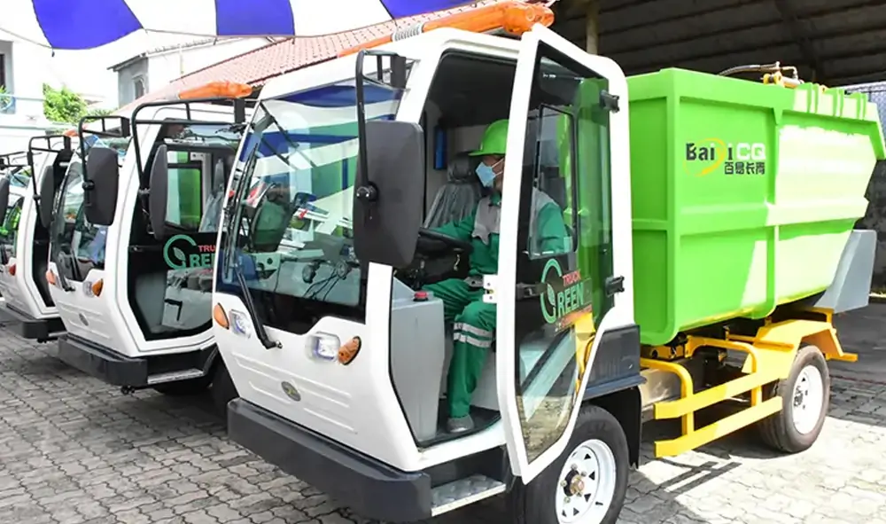 Handover Ceremony for Small Electric Road Garbage Trucks Held in Vietnam