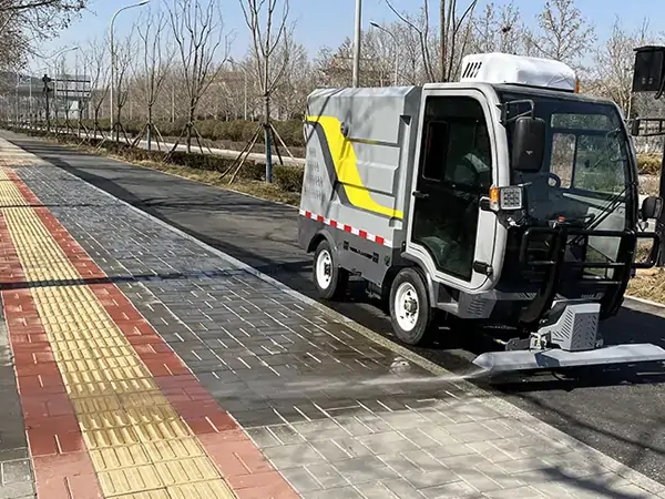 Advanced Urban Sanitation Solutions: Four-Wheel Street Washer Truck