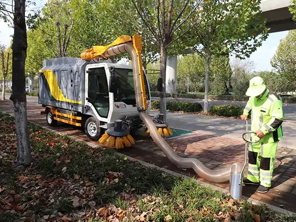 Four-Wheel Leaf Collection Truck Leading the Green Sanitation Revolution